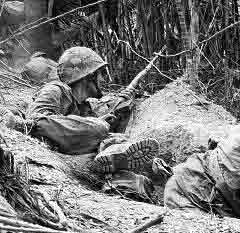صحنه ديگري از جنگ ويتنام ؛ سربازان آمريكايي در سنگر