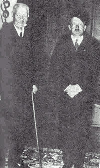 هيتلر دركنار هيندنبورگ ژنرال پيشين و رئيس جمهوري وقت آلمان . اين عكس 31 ژانويه 1933 پس از معرفي هيتلر به عنوان صدر اعظم آلمان گرفته شد
