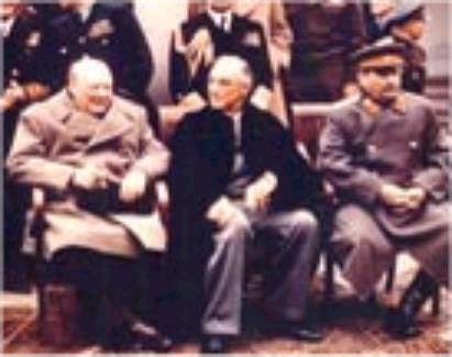 از راست به چپ : استالين ، روزولت ، وچرچيل در يالتا واقع در كريمه در چهارم فوريه 1945 ــ 3 ماه پيش از پايان جنگ جهاني دوم در جبهه هاي اروپا