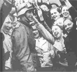 دختران جوان اتريشي 14 مارس 1938 در خيابانهاي وين به نظاميان آلماني كه براي محافظت از هيتلر وارد اين شهر شده بودند سلام نازي مي دهند