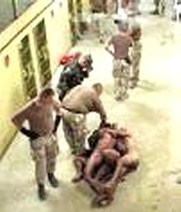 عکسي از شکنجه زندانيان در ابوغريب