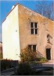 خانه محل تولد ژاندارک که به همان گونه نگهداري مي شود و يک بناي ملي - تاريخي فرانسه است