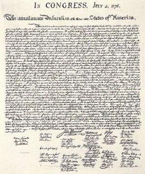 متن اعلاميه به همان صورتي كه تنظيم و در فيلادلفيا امضاء شده است. متن اعلاميه به قلم توماس جفرسون است كه شهرت داشت نثري شيوا دارد . در اين اعلاميه تاكيد شده است كه همه انسانها برابر خلق مي شوند و داراي حقوق غير قابل سلب هستند از جمله حق حيات ، حق آزادي ،حق شاد بودن و شادي كردن و.... در اعلاميه حكومت جورج سوم پادشاه وقت انگلستان ظالمانه توصيف شده و به 26 مورد زورگويي دولت انگلستان اشاره رفته است. در اعلاميه آمده است كه جورج سوم شايستگي حكومت بر مردمي آزاد را ندارد و....