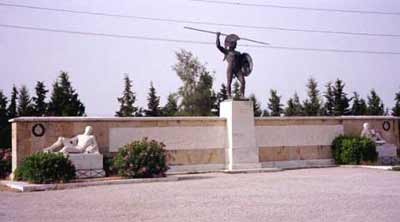 مجسمه لئونيداس در يادبودگاه او در ترموپيل