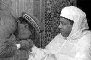 يك روز بوسيدن دست و روز بعد توطئه براي نابود كردن !!. ژنرال افقير دست حسن دوم را مي بوسد ، زيرا كه براي حفظ مقام خود ناچار به اين كار بود