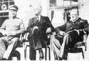 چرچيل، روزولت و استالين در حاشيه جلسات نشست 1943 تهران در كنار يكديگر ، اما با انديشه ها و خواستهاي مختلف