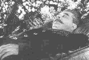 انتقال جسد موميايي شده استالين از آرامگاه لنين ، حتي يك راي مخالف نداشت !!!