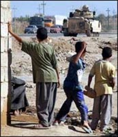 تانك آمريكايي و سه نوجوان عراقي در فالوجه (سوم نوامبر 2003)