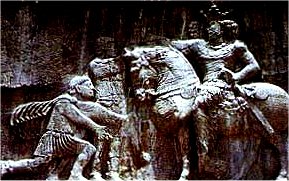 والرين امپراتور روم در برابر شاپور يكم به زانو درآمده است (نقش رستم)